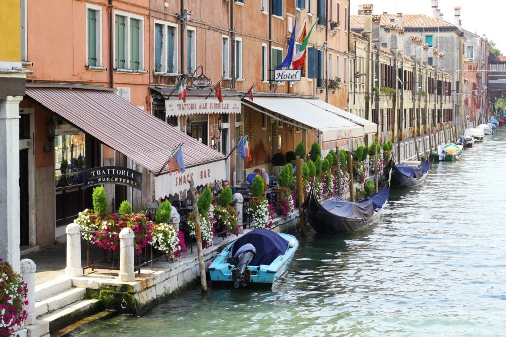 Have at least one dinner at an authentic restaurant during your weekend getaway for a couple in Venice(photo source pixabay) 