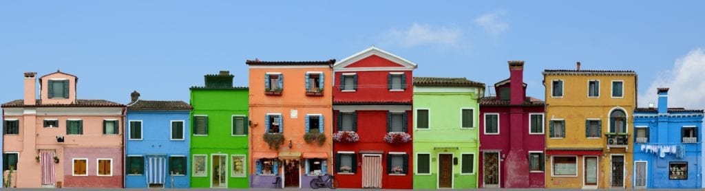 The secluded Burano island with its colorful houses is ideal for an afternoon escape during your weekend getaway as a couple in Venice (photo source pixabay)
 